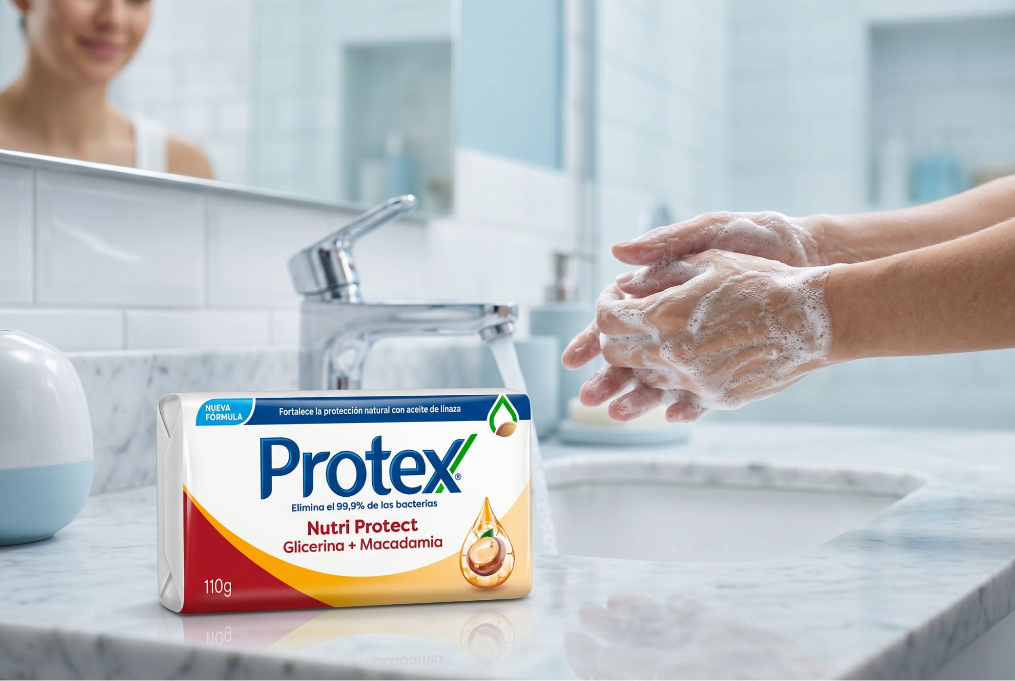 Empaque de jabón Protex Nutri Protect Glicerina + Vitamina E en un entorno de baño, acompañado de una escena de lavado de manos que representa limpieza y protección antibacterial.
