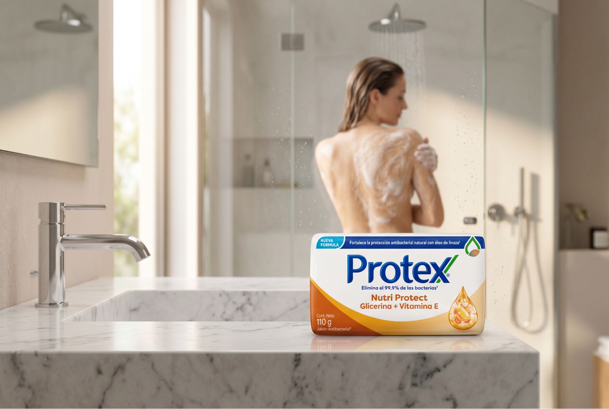 Jabón Protex Nutri Protect Glicerina + Vitamina E en su empaque dentro de un baño moderno, acompañado de una rutina de cuidado corporal que transmite hidratación y suavidad para la piel.